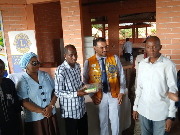 Guinée : Élan de générosité à Conakry avec la remise de 222 kits scolaires par le Lions Club Kakilambé